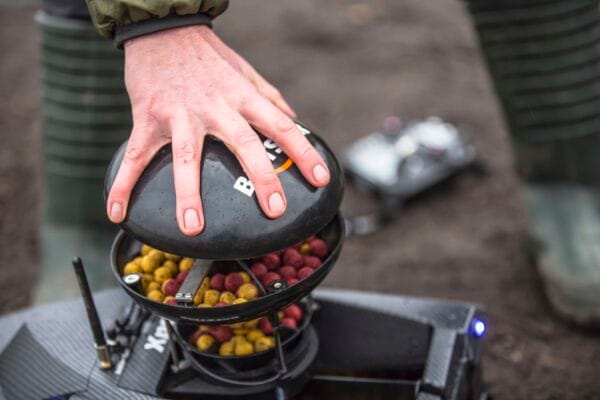 Xpert (Black) AllinOne Futterboot + BaitThrower – Bild 3